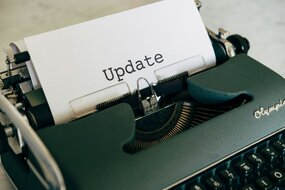 [Translate to English:] old typwriter with paper saying "update" in it