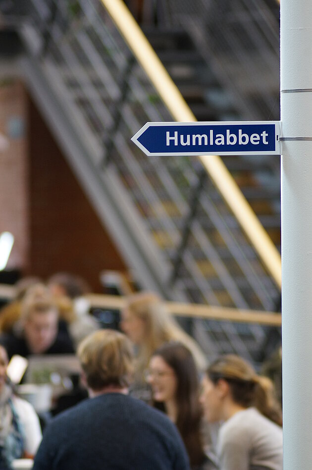 a signpost with a sign saying "humlabbet" on it