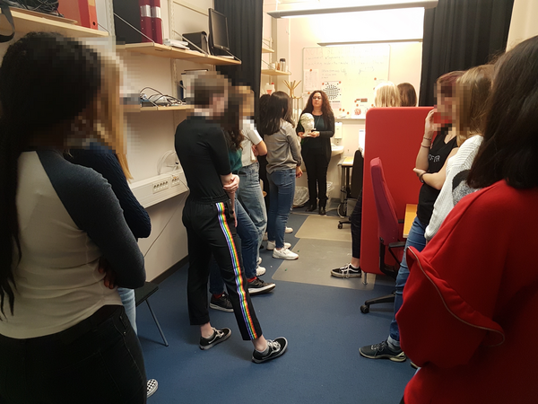 [Translate to Svenska:] People vsiting the lab