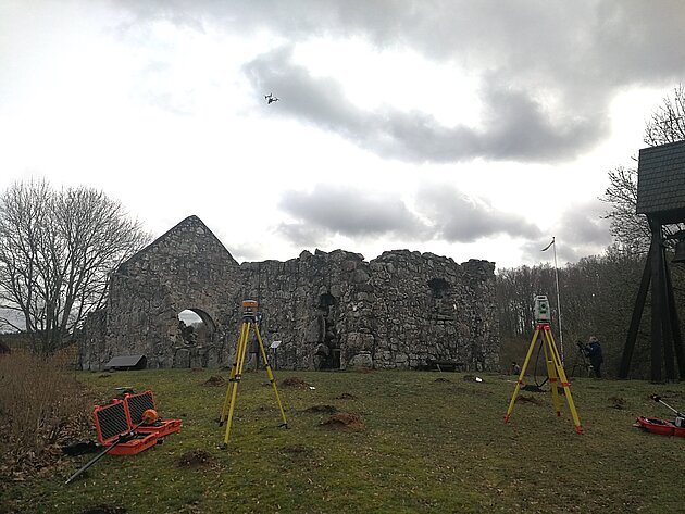 church ruin with different 3d scanners in front of it