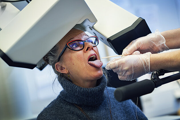 [Translate to Svenska:] person getting sensors glued to tongue