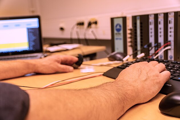 [Translate to Svenska:] hands with sensors attached on a keyboard