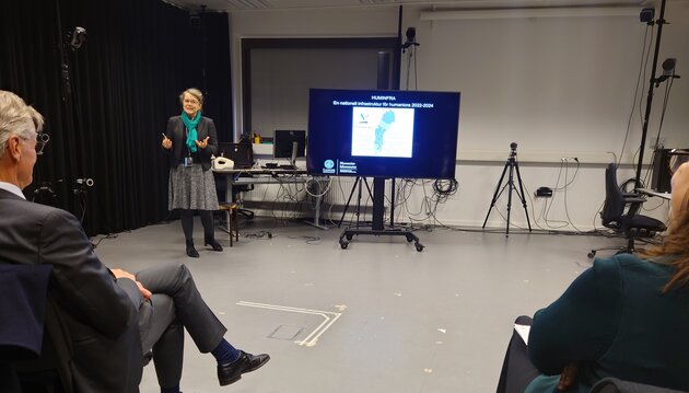 Marianne Gullberg presenting the Humanities Lab to the Minsiter of Education