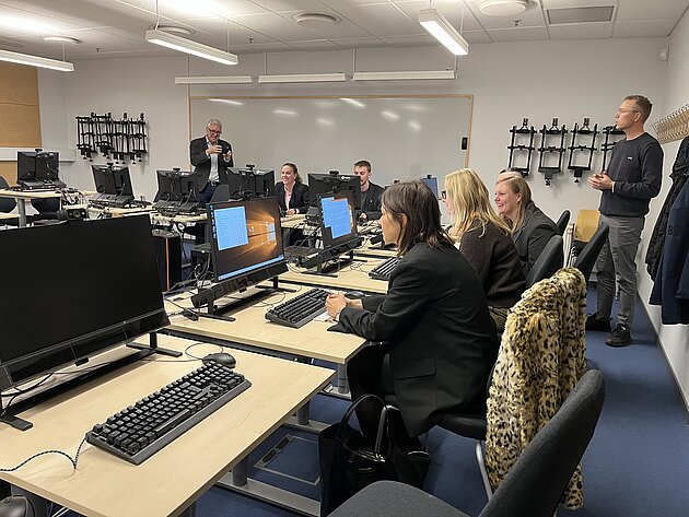 [Translate to English:] people in front of computers in a classroom