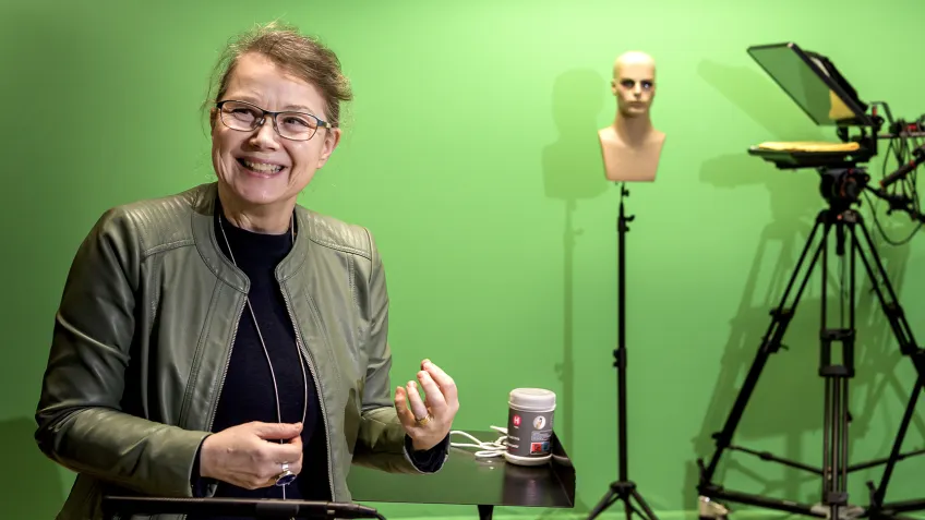  Marianne Gullberg i LARM-­studion med en greenscreen bakom sig, som bland annat ger studenter möjlighet att öva på att göra en väderpresentation. Foto: Kennet Ruona 